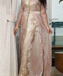 جلابية احتفالية باللون الوردي